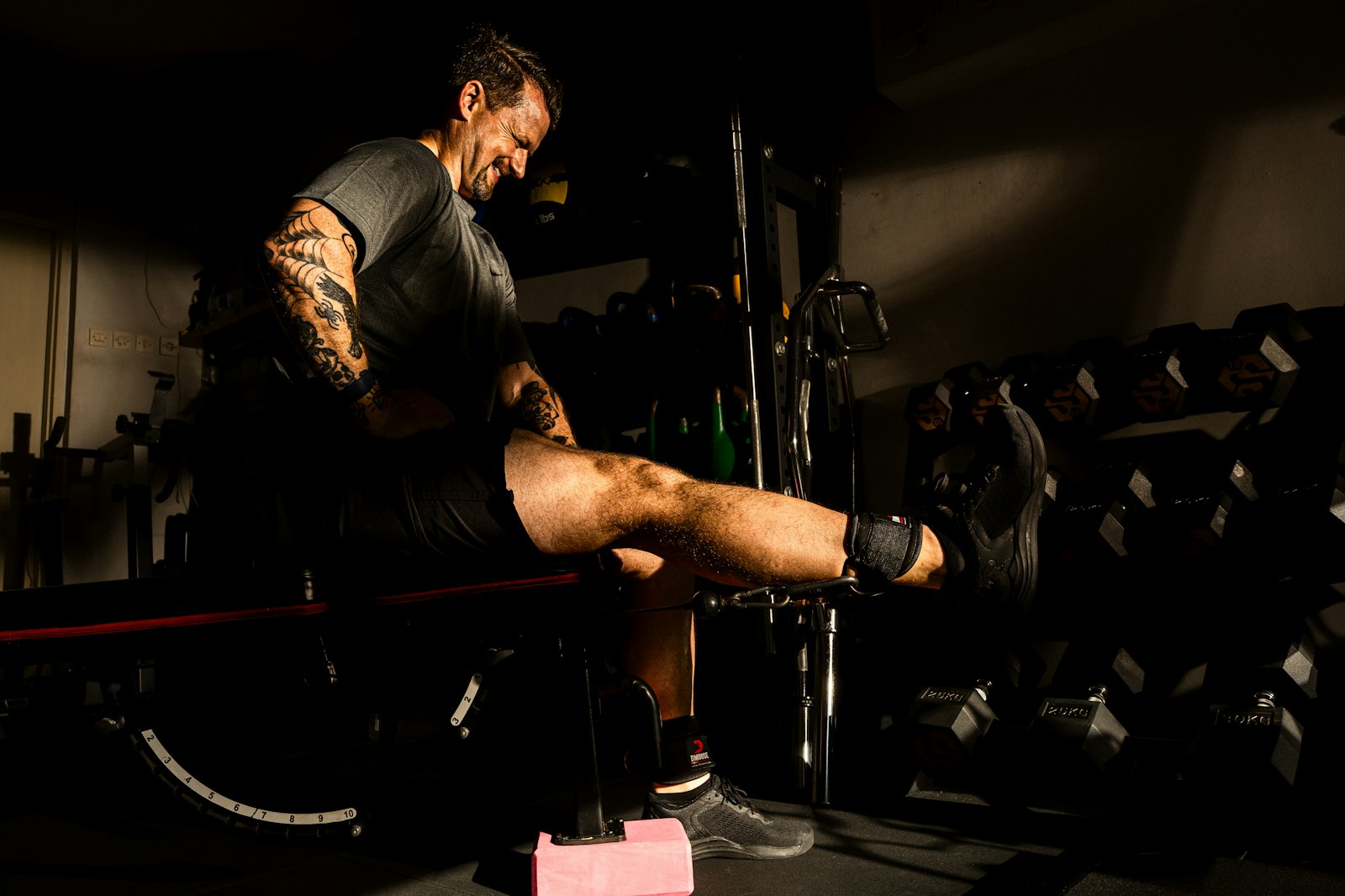 An athlete working through a guided leg-strengthening exercise during rehabilitation — objective testing, not pain alone, is what the return-to-sport evidence actually tracks.